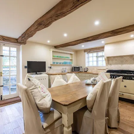 Wisteria & Barn - Sleeps 10 And Welcomes Dogs