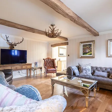 Wisteria & Barn - Sleeps 10 And Welcomes Dogs Holiday home Helmsley