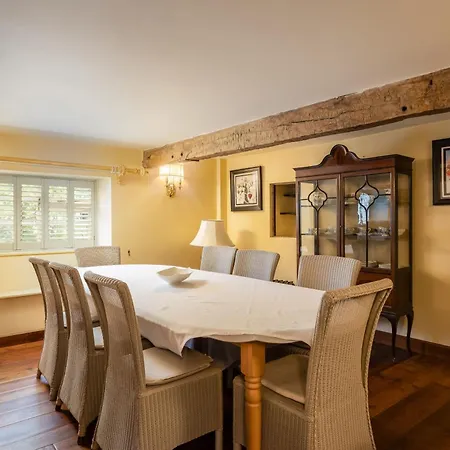 Wisteria & Barn - Sleeps 10 And Welcomes Dogs