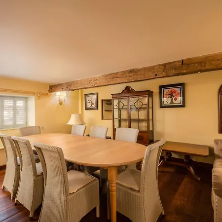 Wisteria & Barn - Sleeps 10 And Welcomes Dogs