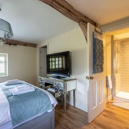 Wisteria & Barn - Sleeps 10 And Welcomes Dogs Holiday home Helmsley