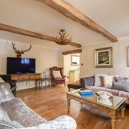 Wisteria & Barn - Sleeps 10 And Welcomes Dogs Holiday home