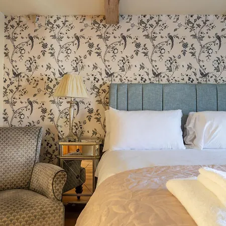 Wisteria & Barn - Sleeps 10 And Welcomes Dogs