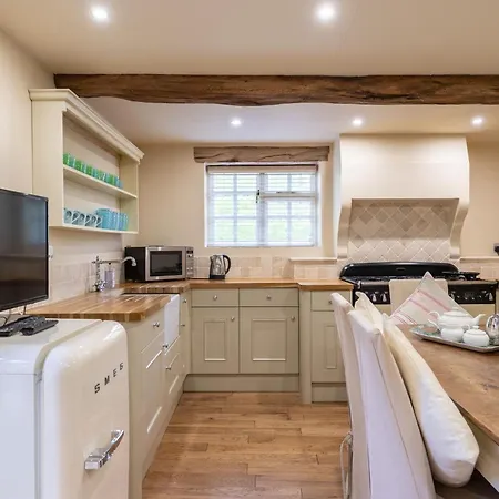 Wisteria & Barn - Sleeps 10 And Welcomes Dogs *