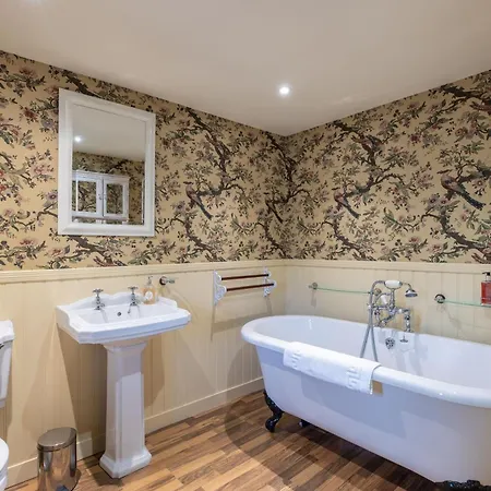 Wisteria & Barn - Sleeps 10 And Welcomes Dogs *