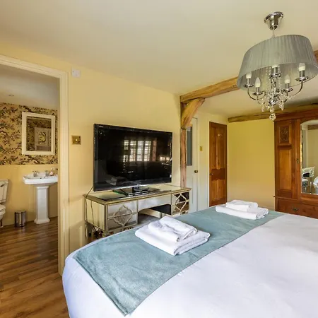 Wisteria & Barn - Sleeps 10 And Welcomes Dogs