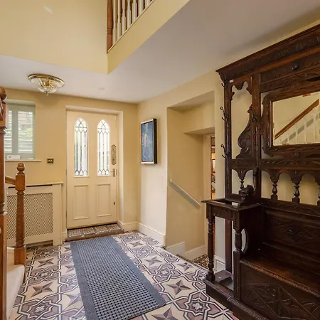 Wisteria & Barn - Sleeps 10 And Welcomes Dogs Holiday home *