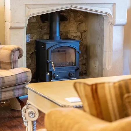 Wisteria & Barn - Sleeps 10 And Welcomes Dogs Holiday home *