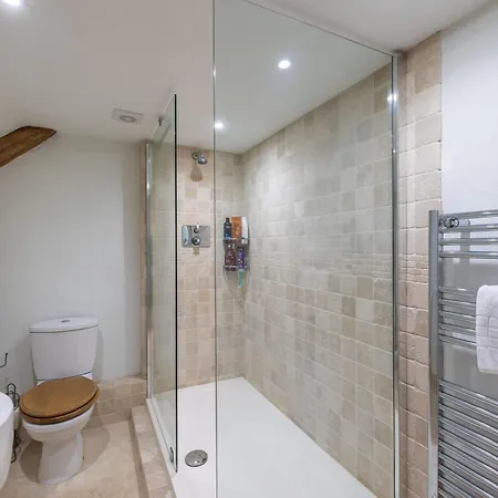 Wisteria & Barn - Sleeps 10 And Welcomes Dogs Holiday home Helmsley