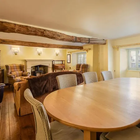 Holiday home Wisteria & Barn - Sleeps 10 And Welcomes Dogs