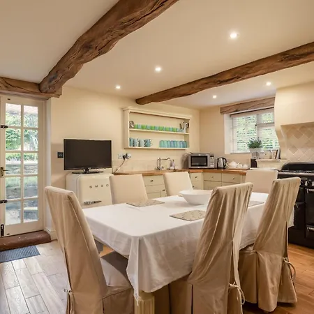 Wisteria & Barn - Sleeps 10 And Welcomes Dogs * Helmsley