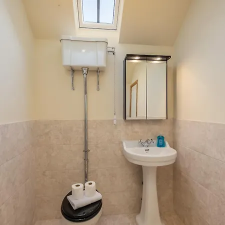 Holiday home Wisteria & Barn - Sleeps 10 And Welcomes Dogs Helmsley