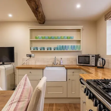 Wisteria & Barn - Sleeps 10 And Welcomes Dogs Holiday home
