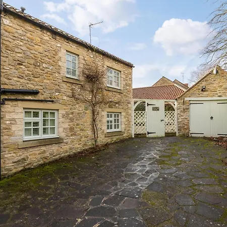 Wisteria & Barn - Sleeps 10 And Welcomes Dogs Helmsley
