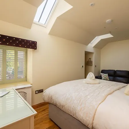 Wisteria & Barn - Sleeps 10 And Welcomes Dogs Helmsley