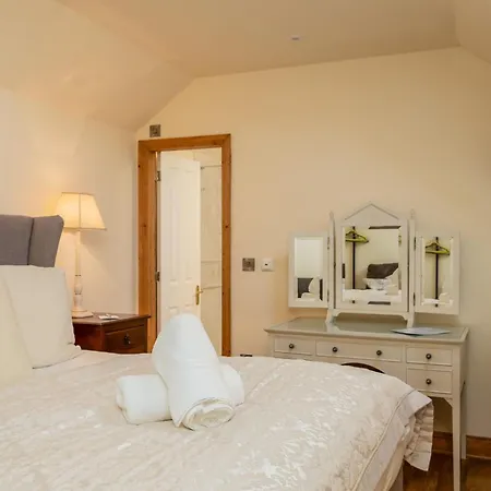 Wisteria & Barn - Sleeps 10 And Welcomes Dogs