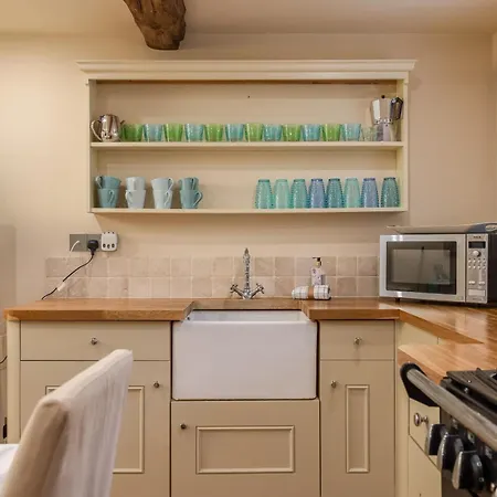 Wisteria & Barn - Sleeps 10 And Welcomes Dogs Holiday home *