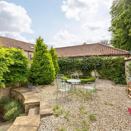 Wisteria & Barn - Sleeps 10 And Welcomes Dogs * Helmsley